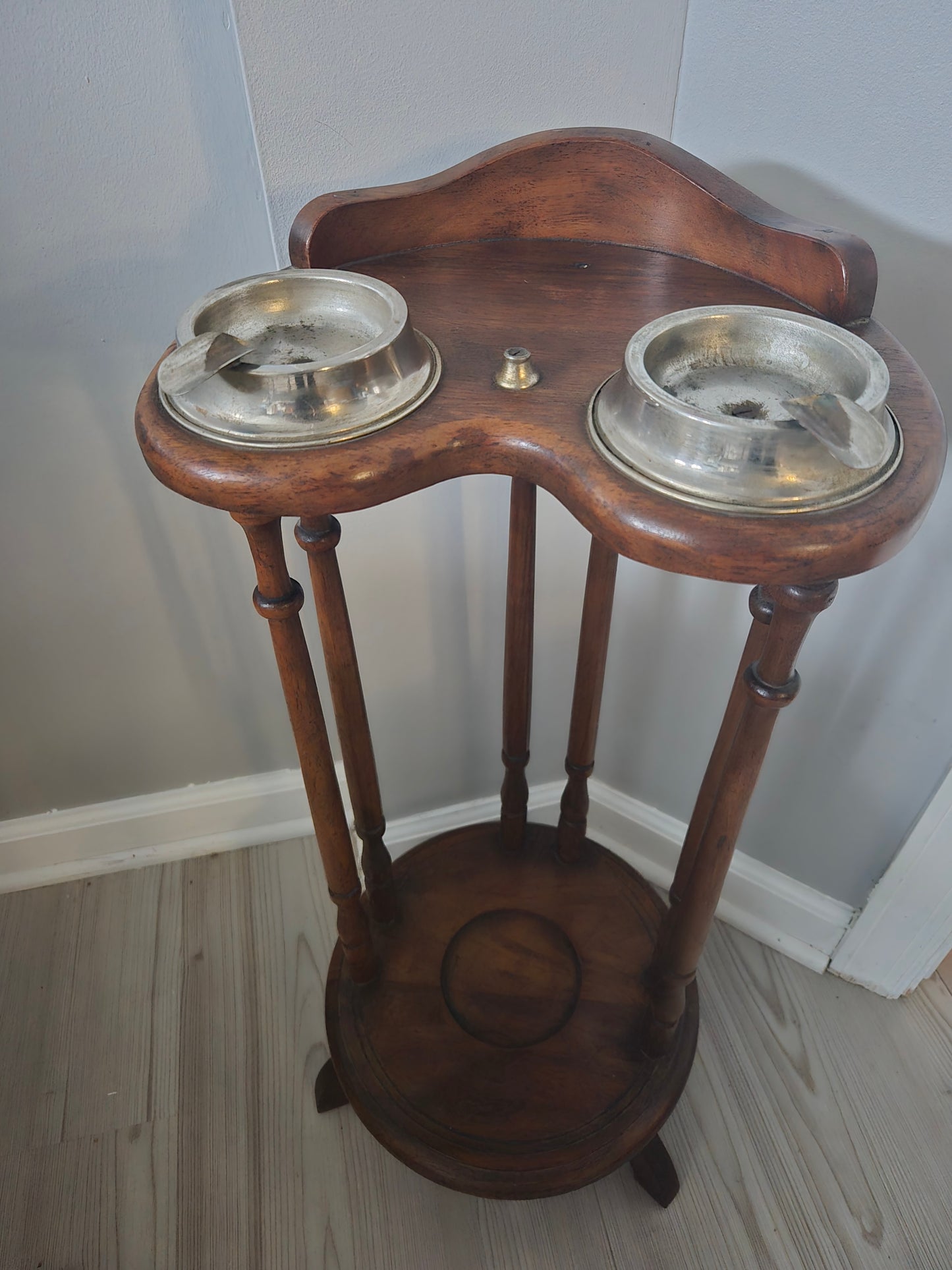 Vintag, tall ashtray stand with 2 aluminum ashtrays inserts.