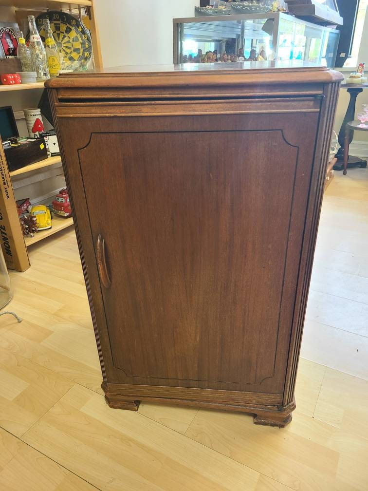 Rare Zenith Mahogany Cabinet with Radio and Turntable *Local